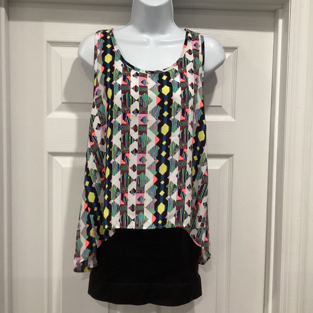 Toska Tank Pattern Top Racer Back 3 Button Back High Low